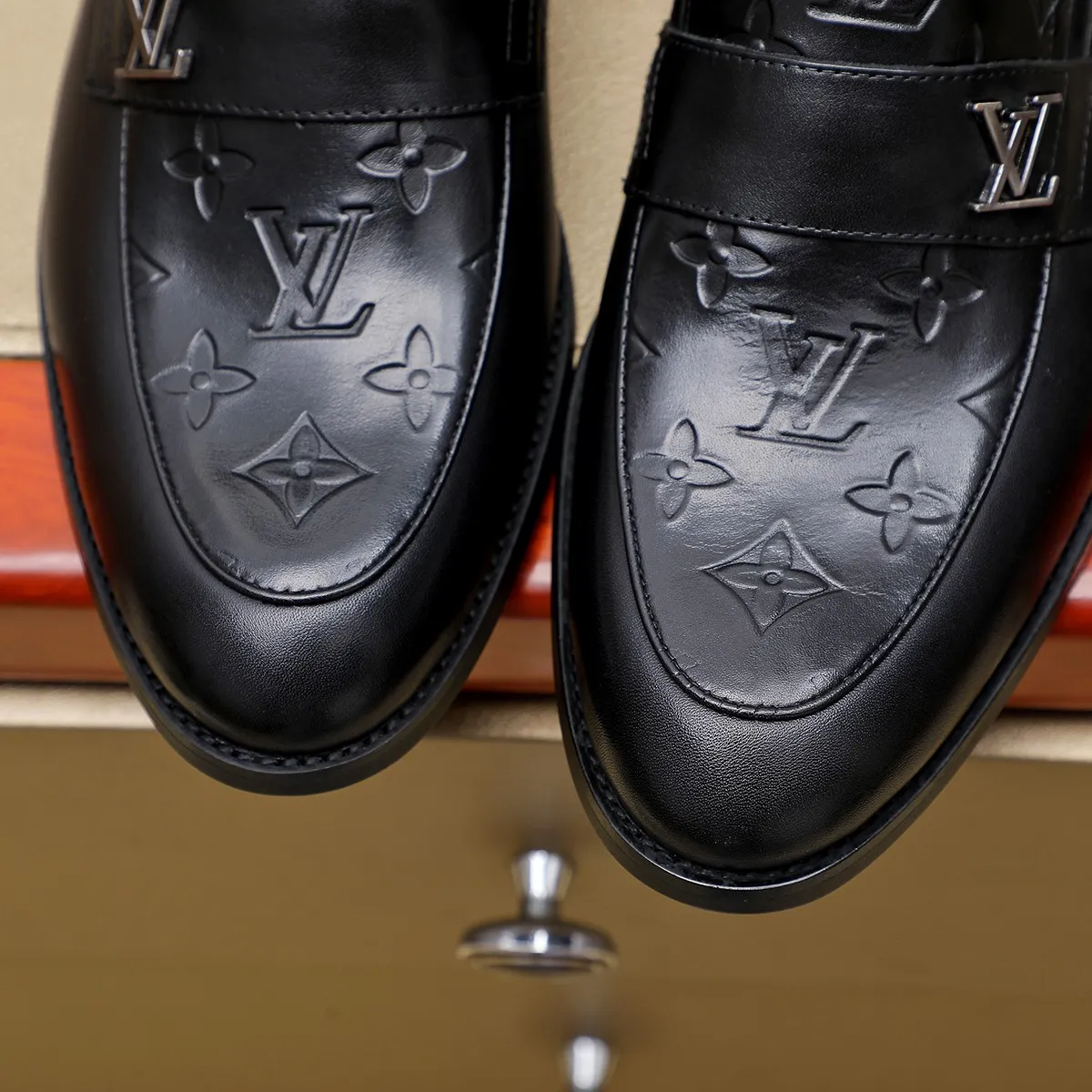 Men's Men's Shoes 💰420 💰[Louis Vuitton] LV high-end business formal leather shoes! ! Luxurious and elegant style, equal emphasis on practicality and style, professional focus on details and quality, counter original 1⃣️: 1⃣️ super accurate reproduction👍🏻! Material: The upper is made of imported original soft 🐂cowhide ➕imported first-layer sheepskin lining. Original anti-slip and wear-resistant outsole! Code number: 39--45, (38.46 custom-made) Large quantities in stock!